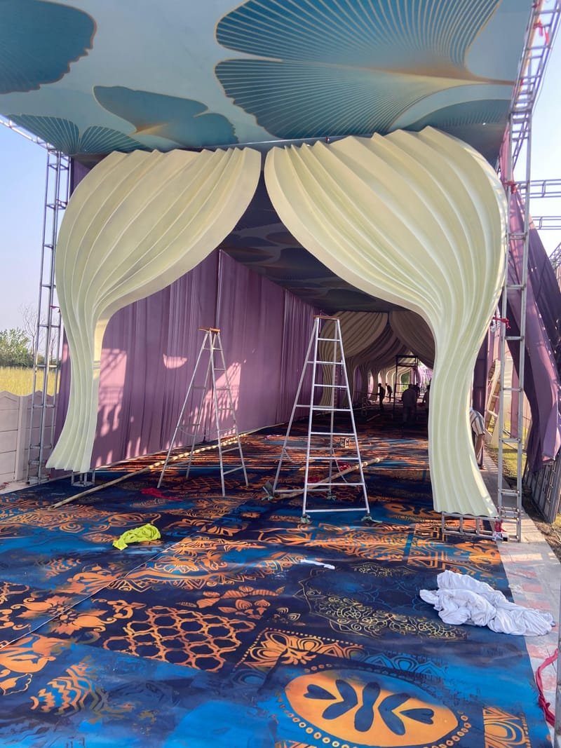 Sculpted entrance tunnel: Installation in progress