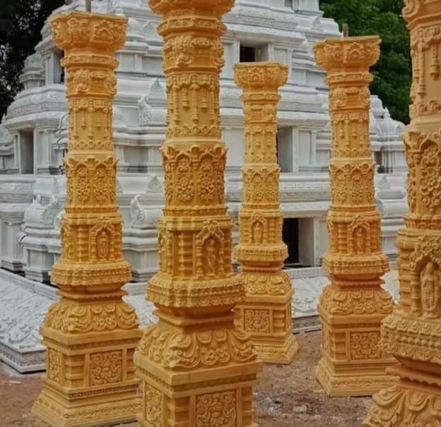 Carved Wood Pillars: Premium Wood, Hand Carvings